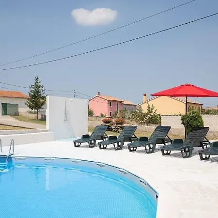 In Sajini Mit Garten, Grill Und Gemeinsamem Pool