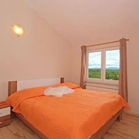 Apartment In Sajini Mit Garten, Grill Und Gemeinsamem Pool