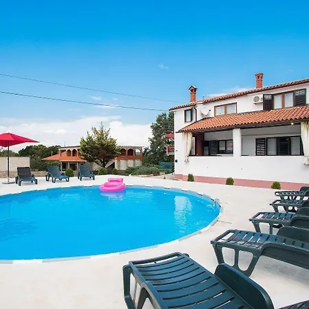 In Sajini Mit Garten, Grill Und Gemeinsamem Pool Barban