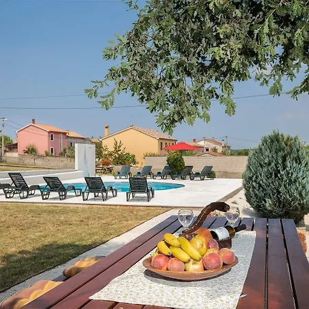 Apartment In Sajini Mit Garten, Grill Und Gemeinsamem Pool *