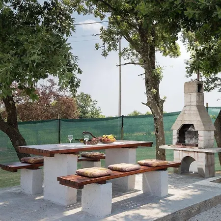 In Sajini Mit Garten, Grill Und Gemeinsamem Pool Apartment Barban
