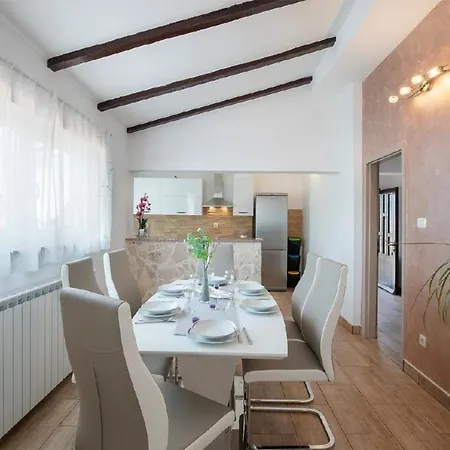In Sajini Mit Garten, Grill Und Gemeinsamem Pool Apartman *