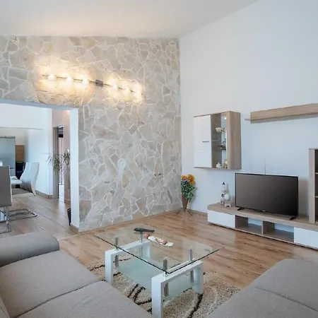In Sajini Mit Garten, Grill Und Gemeinsamem Pool Apartment Barban