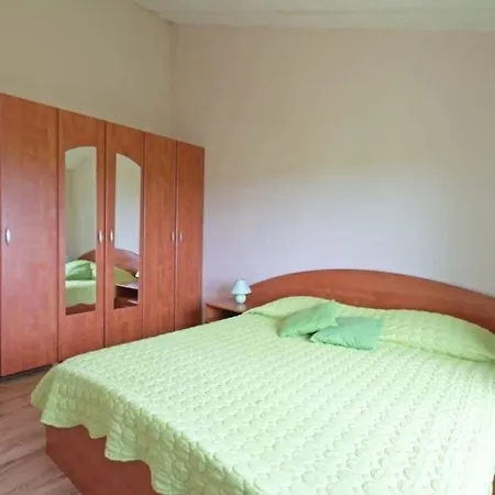 Apartment In Sajini Mit Garten, Grill Und Gemeinsamem Pool