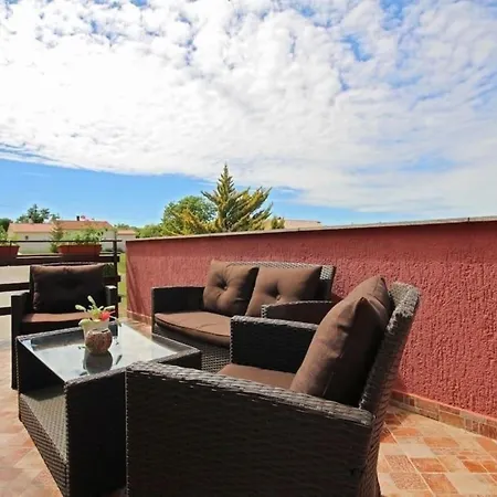 In Sajini Mit Garten, Grill Und Gemeinsamem Pool Apartment