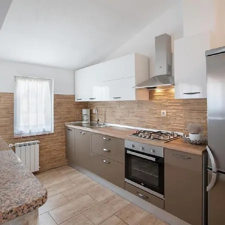 Apartment In Sajini Mit Garten, Grill Und Gemeinsamem Pool Barban
