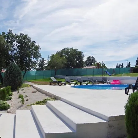Apartment In Sajini Mit Garten, Grill Und Gemeinsamem Pool Barban