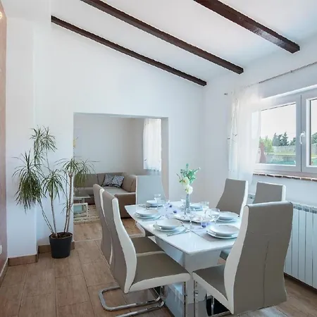 In Sajini Mit Garten, Grill Und Gemeinsamem Pool *